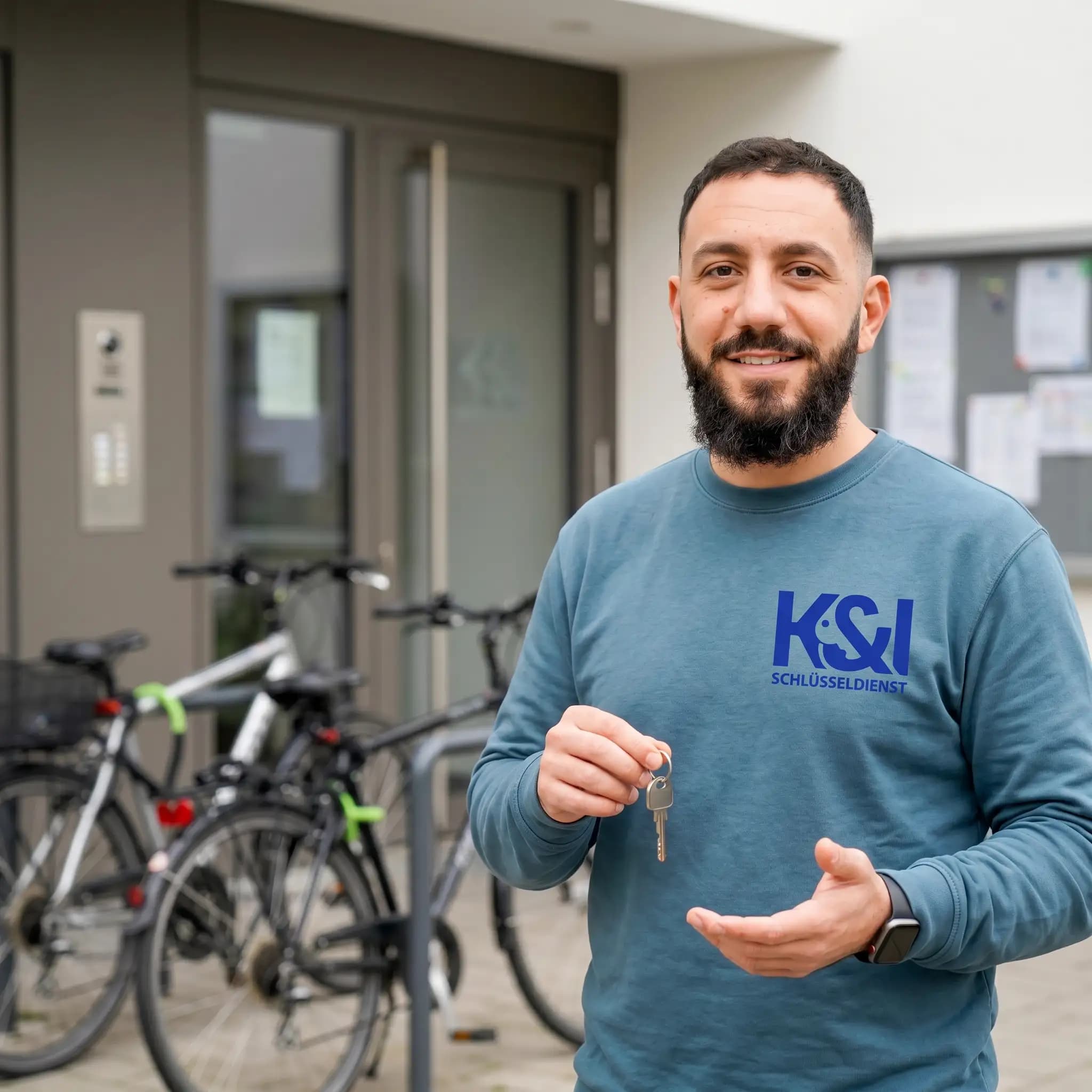K&I Schluesseldienst Experte mit Autoschluessel bereit fuer Einsatz in Stuttgart Weilimdorf Nord