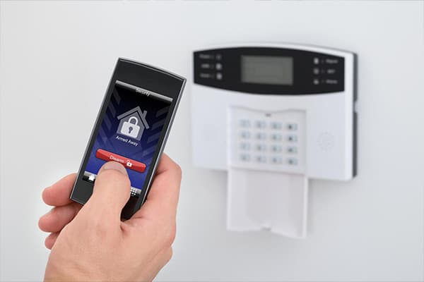 Alarmanlage wird über eine App auf dem Smartphone bedient