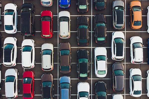 Voller Parkplatz aus der Vogelperspektive