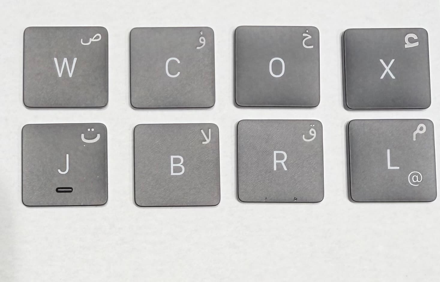 Buchstabengravur auf Tastaturtasten für Fremdsprachen