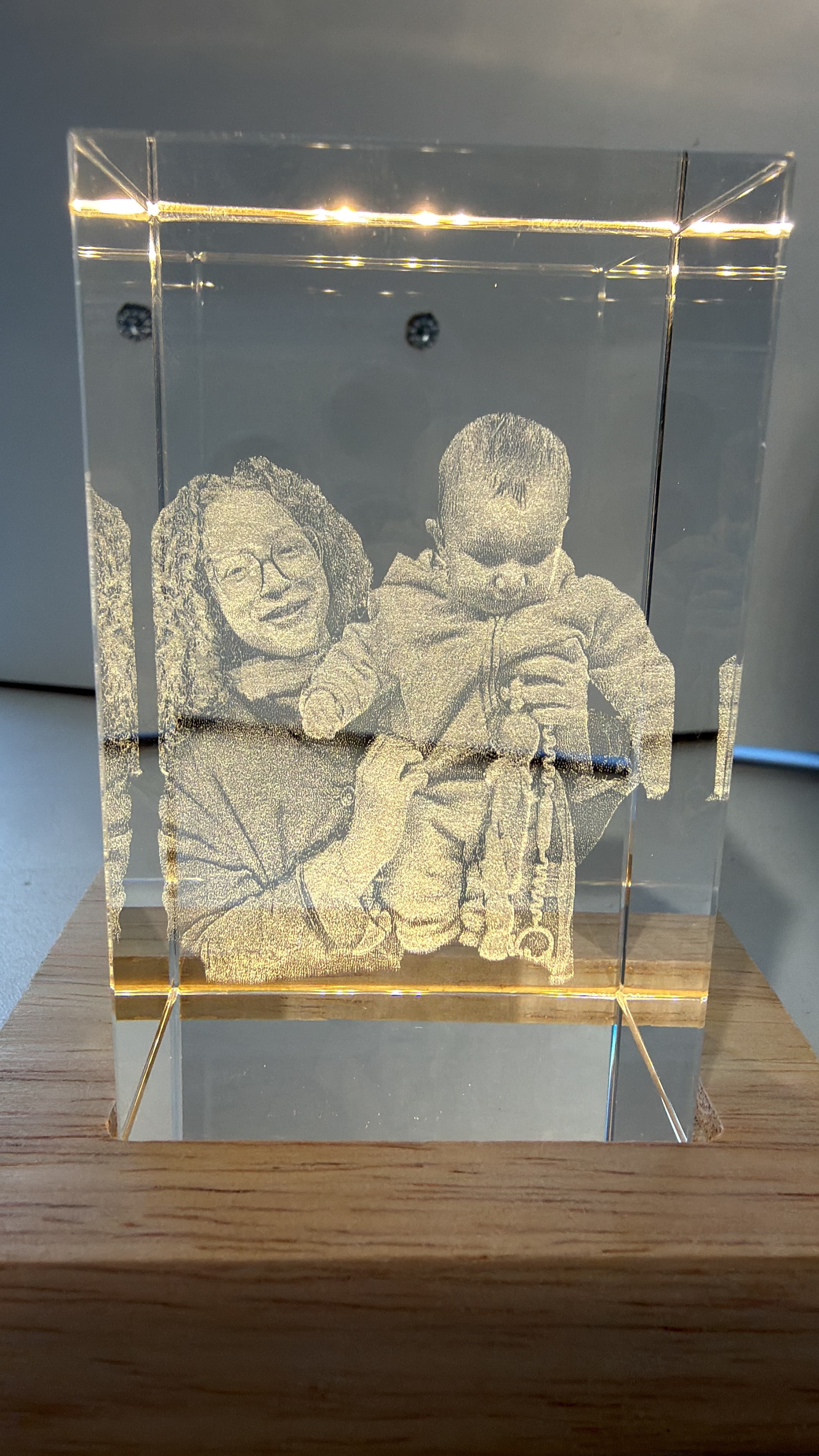 Glasinnengravur in einem Glasblock mit Leuchtelement im Sockel