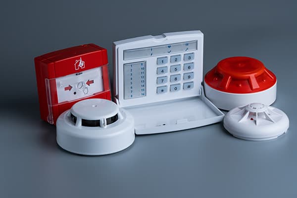 Brandmeldezentrale mit Handfeuermelder, Signalgeber und Rauchmeldern