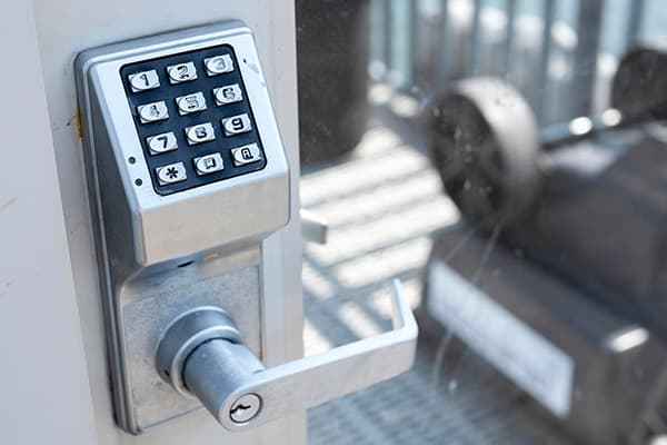 Elektronisches Codeschloss mit Zifferntastatur an einer Tür
