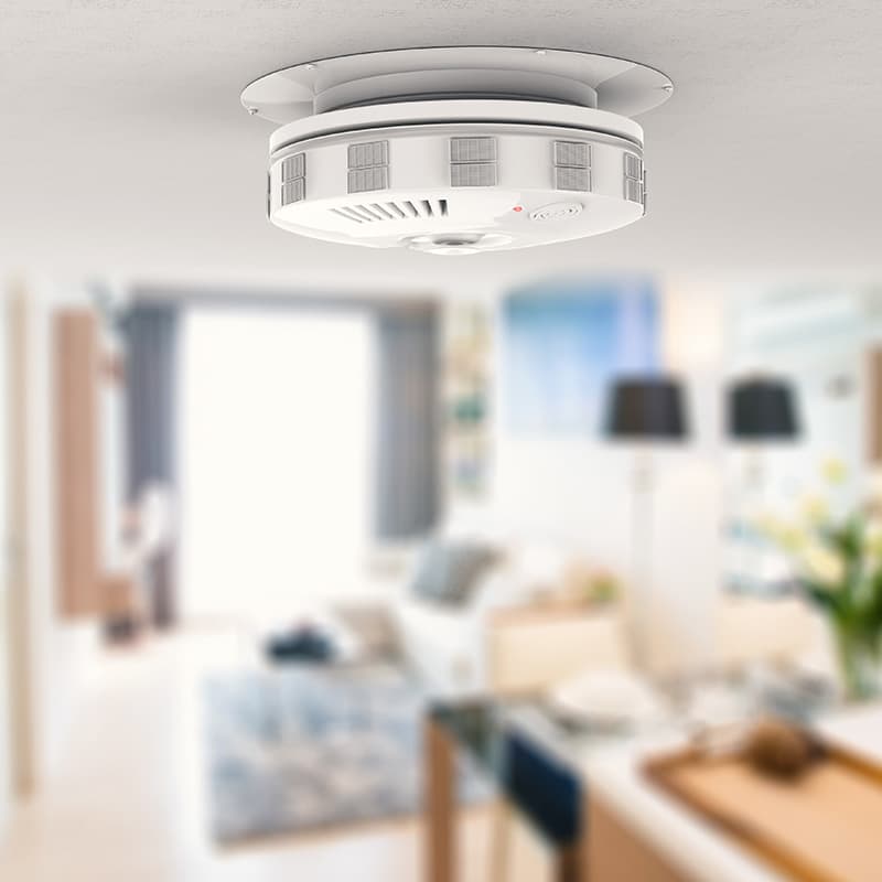 Rauchmelder an der Zimmerdecke über einem hellen Wohnraum