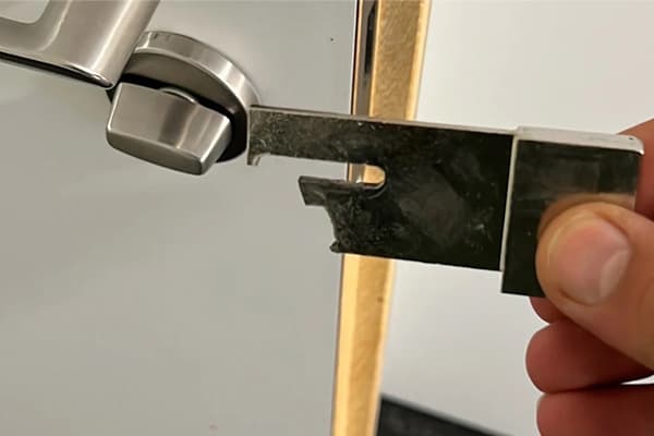 Hand schiebt eine Öffnungskarte an die Falle einer Tür