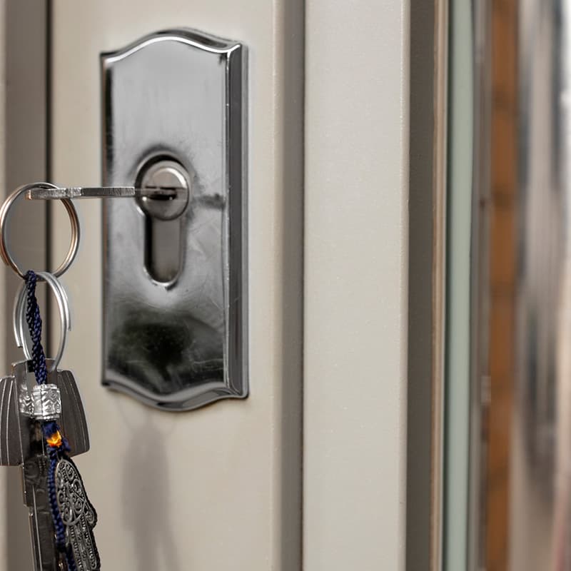 Schlüsselbund steckt im Schloss einer Wohnungstür