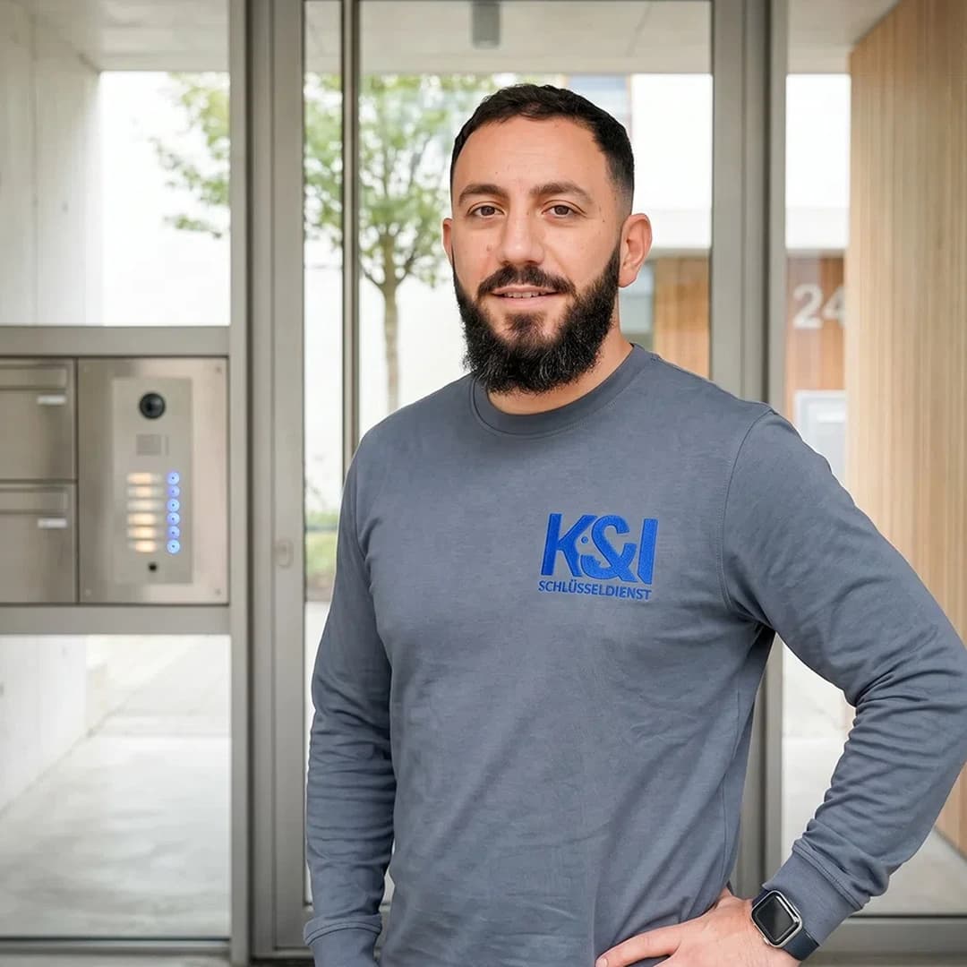 K&I Schluesseldienst Experte mit Autoschluessel bereit fuer Einsatz in Stuttgart Birkach Sued