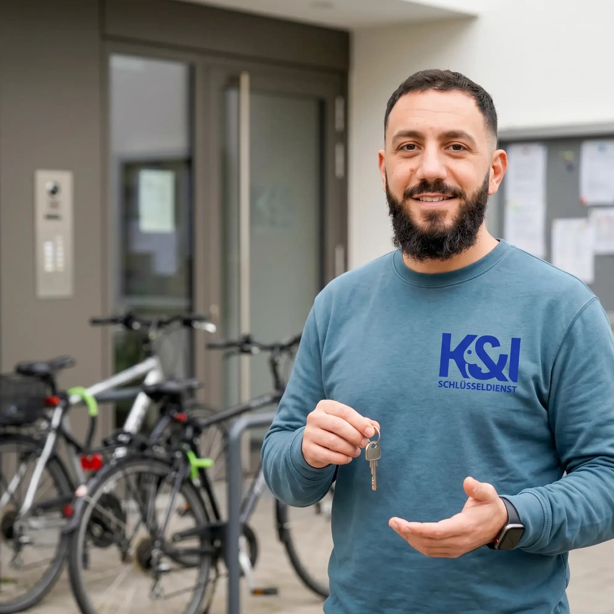 K&I Schluesseldienst Experte mit Fahrradschluessel bereit fuer Einsatz in Filderstadt Plattenhardt