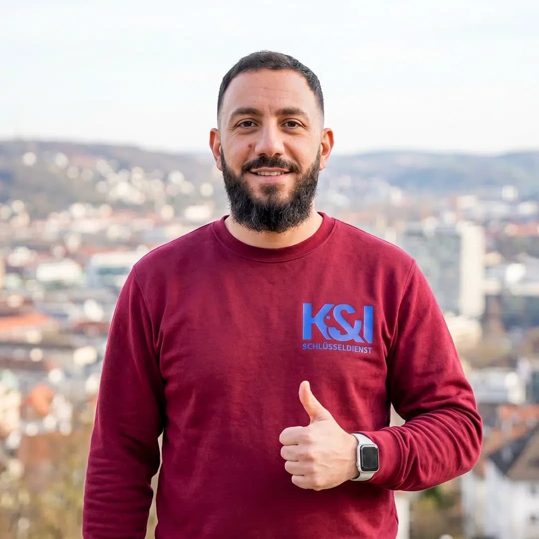 Kahlil Kassem Schlüsseldienst Experte aus Ruit Ostfildern, mit Stuttgarter Stadtpanorama von einer Anhöhe aus