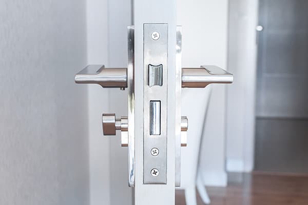 Mehrfachverriegelung in einer geöffneten Wohnungstür