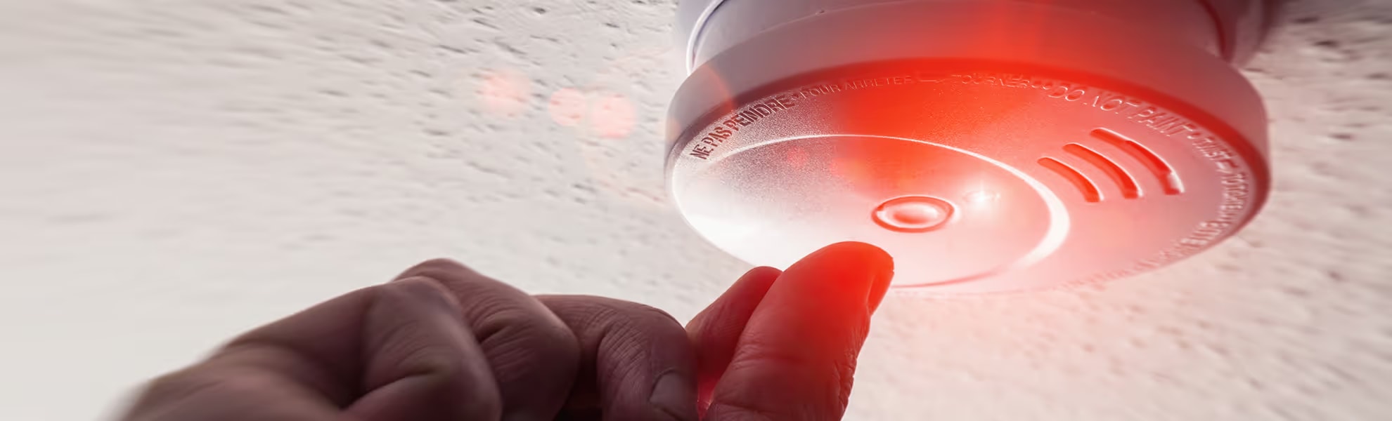 Rauchmelder-Test mit roter Warnanzeige – Brandschutz-Service von K&I Schlüsseldienst Stuttgart.