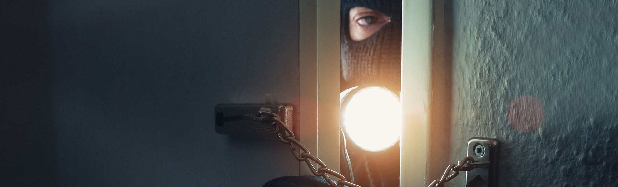 Fachmann des Schlüsseldienstes installiert Sicherheitsbeschläge an einer Haustür – effektiver Einbruchschutz durch professionelle Maßnahmen