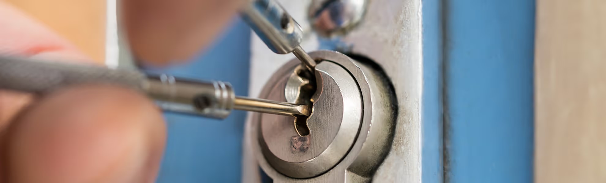 Schlüsseldienst im Einsatz: Techniker öffnet Wohnungstür im Notdienst – K&I Schlüsseldienst Stuttgart.