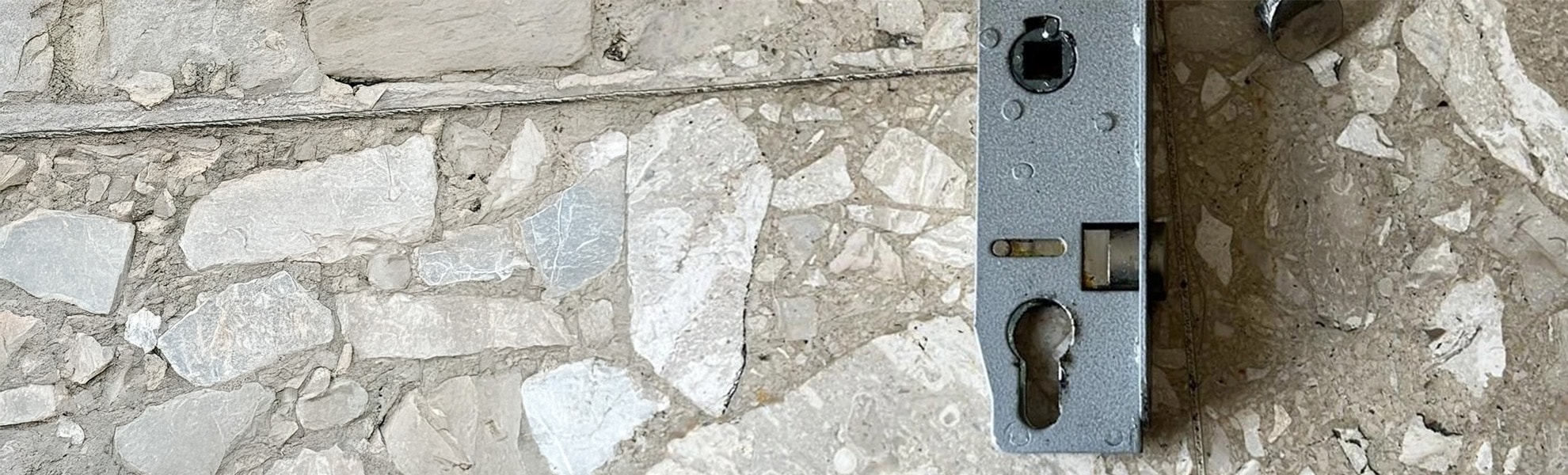 Defektes Türschloss mit sichtbarem Riegel- und Fallenbruch – typische Schadensursache bei klemmenden oder blockierten Türen