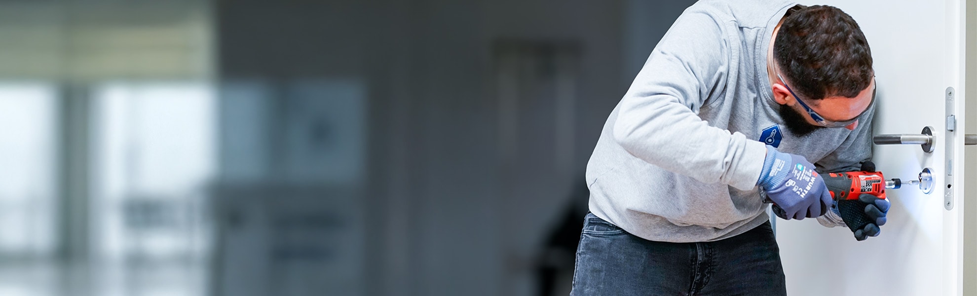 Schlüsseldienst-Monteur wendet professionelle Werkzeuge zur zerstörungsfreien Türöffnung an – Überblick über gängige Türöffnungstechniken