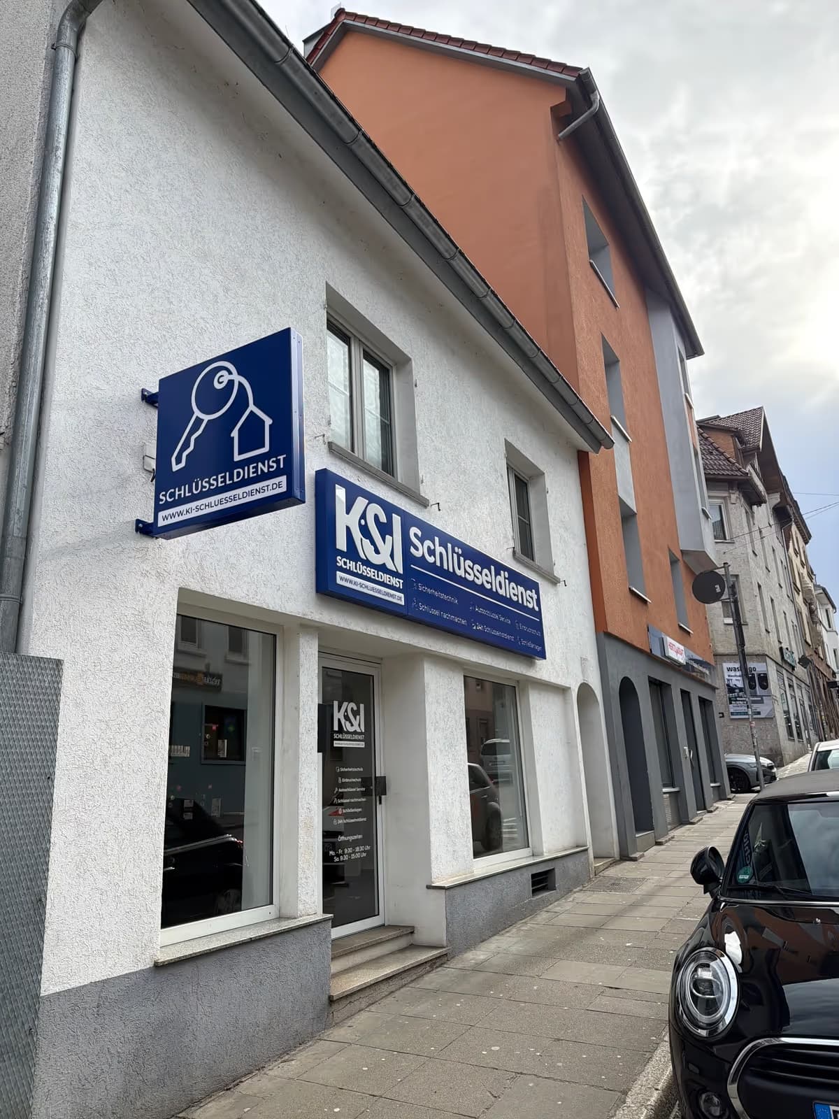 Ladengeschäft der K&I Schlüsseldienst & Schließtechnik GmbH in der Gablenberger Hauptstraße in Stuttgart-Ost mit blauem Firmenschild