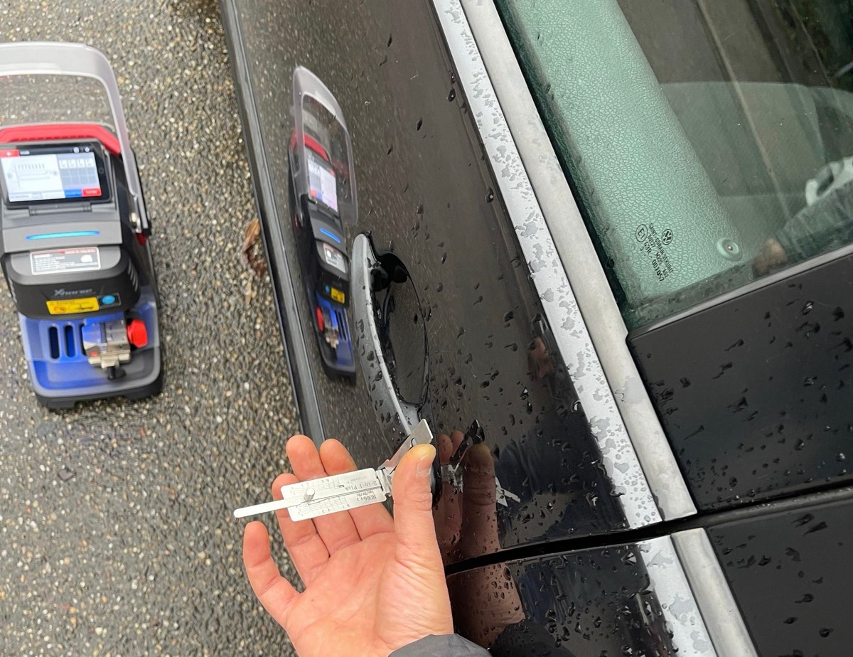 Autoschlüsseldienst K&I decodiert das Türschloss eines VW mit Lockpicking-Werkzeug, daneben die mobile Schlüsselfräsmaschine