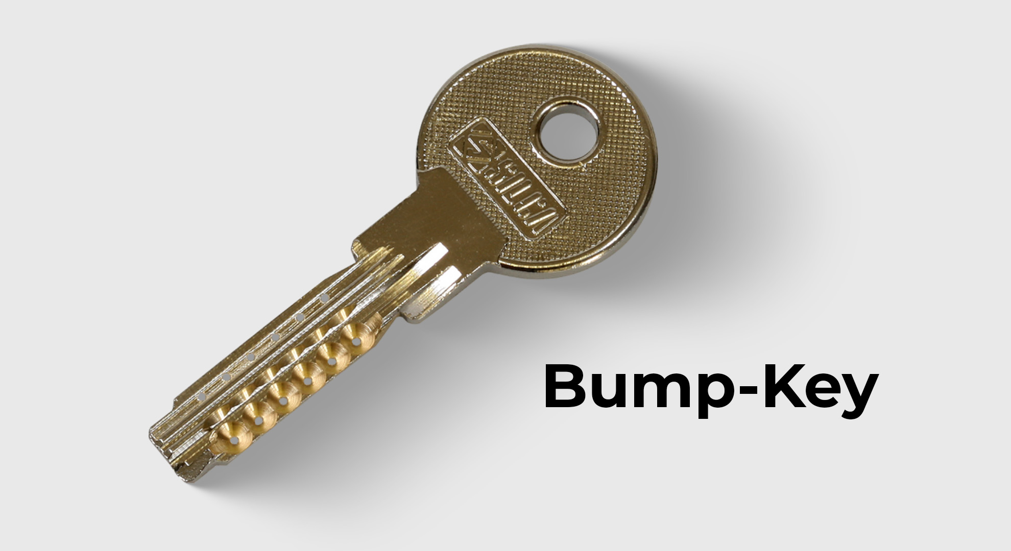 Bump-Key aus Messing auf hellem Hintergrund