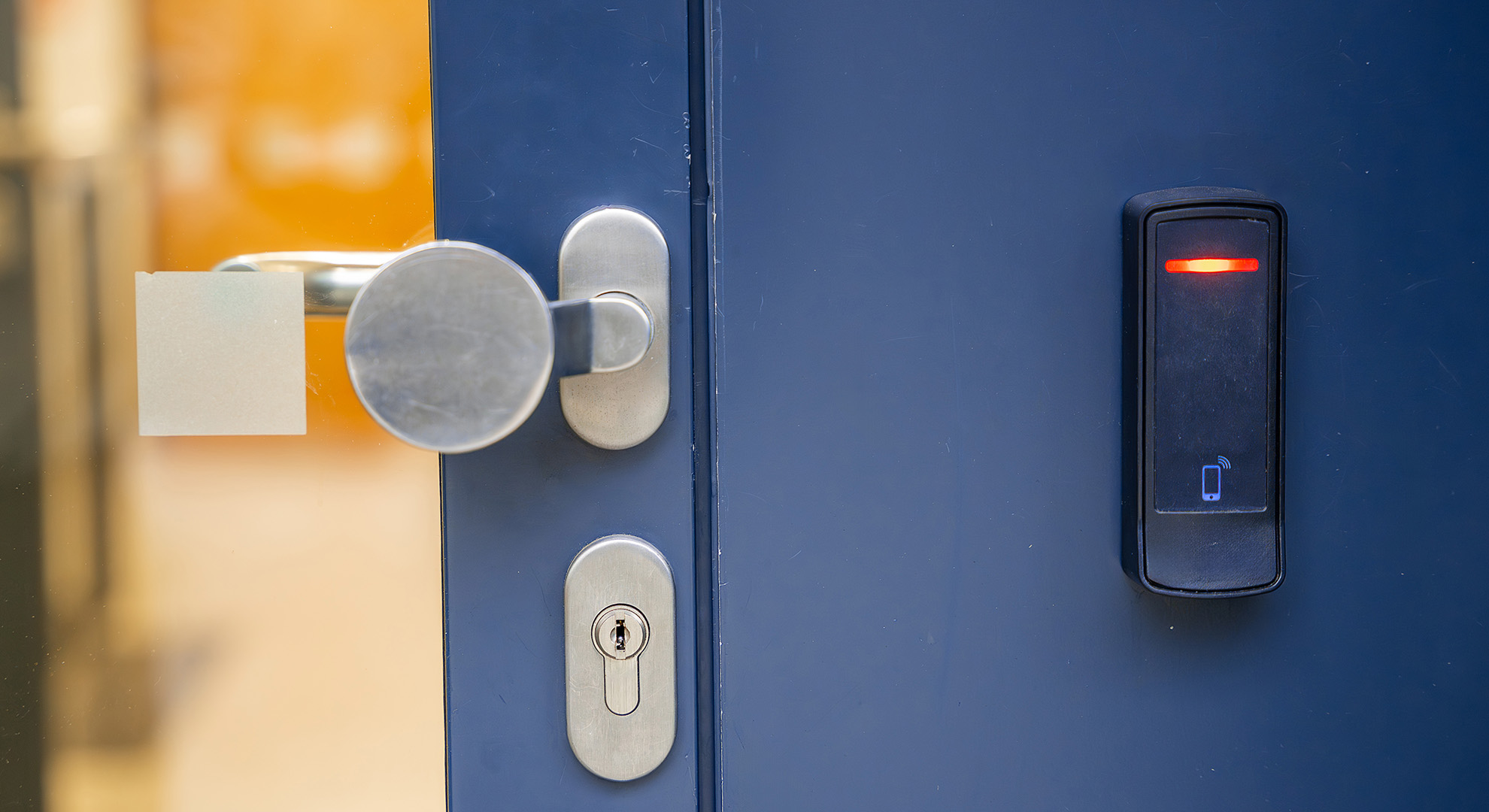 Blaue Tür mit Knauf, Schließzylinder und elektronischem Kartenleser