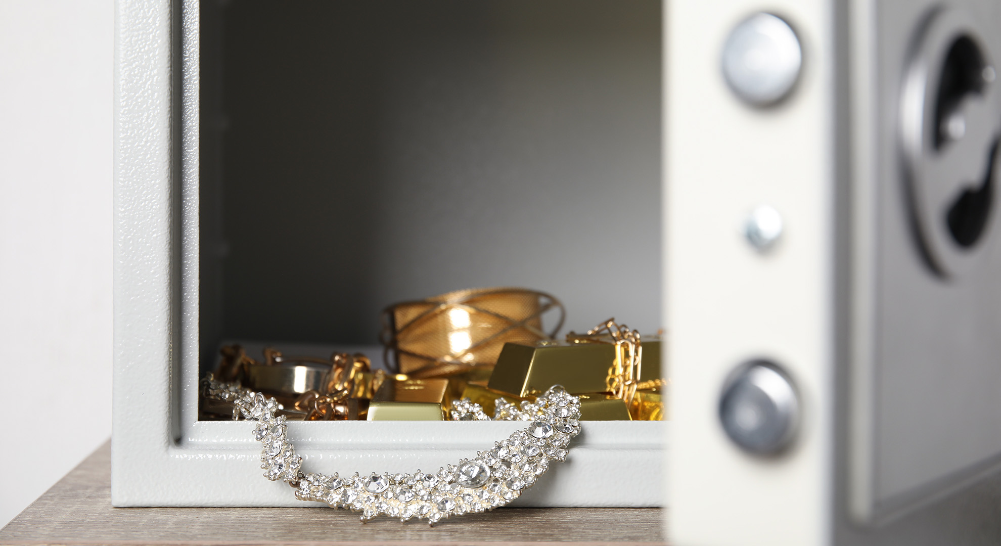 Geöffneter Tresor mit Schmuck darin
